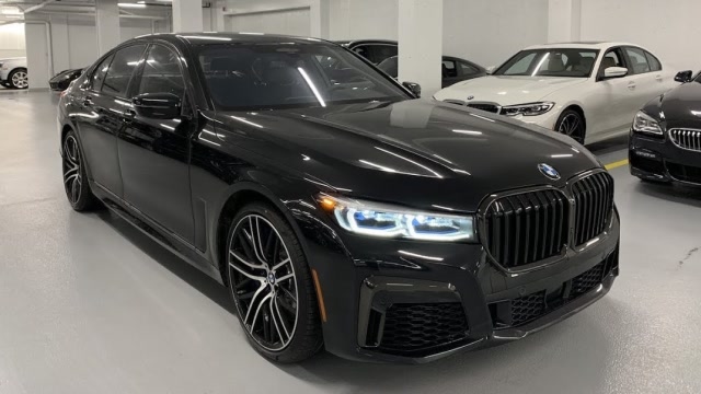 实拍2020款宝马750i,这次宝马也玩起了灯,点亮后真炫!