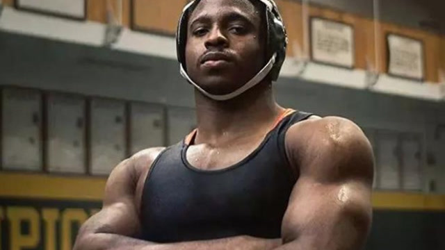 身材"十年一遇"的摔跤手, 平时只能用手走路,如今获无数金牌