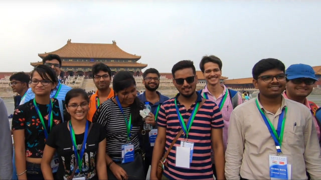 印度人来到中国旅游,炫耀自己有手机,你们有吗?国人:很无奈