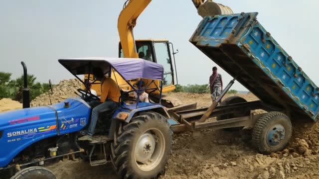 小松挖掘机抢救拖拉机小车