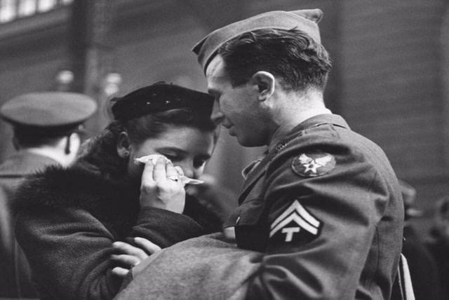 女生将鲜花插到士兵枪口中,两人相视一笑,姑娘被60枚子弹击杀!