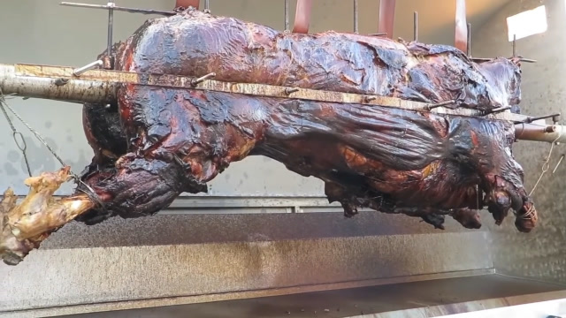 听说过烤全牛吗?整头牛直接上架子烤一天,成品看馋了