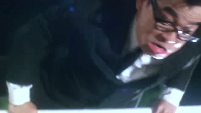 超级整蛊霸:保镖趁巡逻之便,欲偷看美女洗澡,结果搞笑了