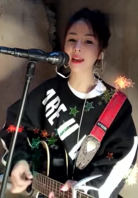 实拍网红花姐户内唱歌,独特的嗓音百听不厌,这才是我心中的女神