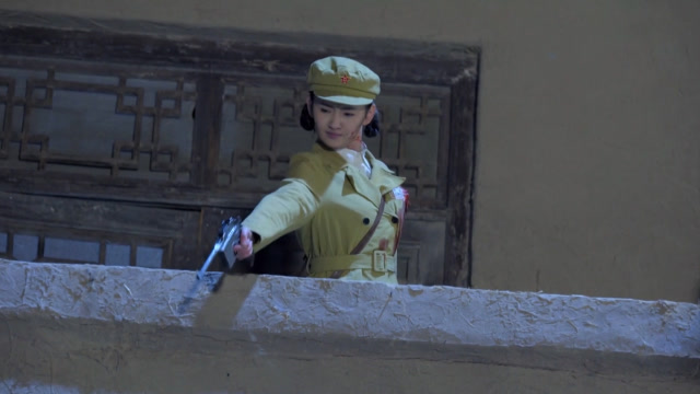 擒狼:中枪的女战士,忍着疼痛也要向城下的敌人开枪