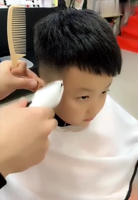 理发师给小男孩剪了款发型,果然剪完之后帅呆了