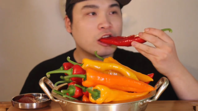 韩国胖虎吃够山珍海味,竟爱上辣椒?网友:来搞笑的吗?