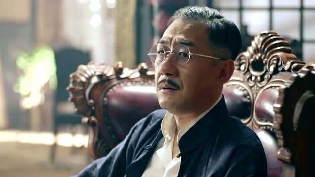 一代枭雄:何辅堂化身报社社长,穿上西装,还挺像样!