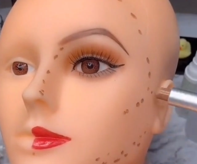妹子挑战给头模化妆,画完后真好看,怪不得现在男生也喜欢化妆