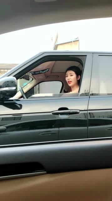 路虎妹妹!你嘴巴上有东西哦