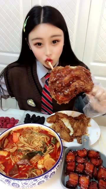 美食吃播:美味麻辣烫给妹妹吃