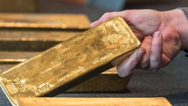 日本男子苦练多年鹰爪功,单手取出25斤金砖,立马抱着金砖回家