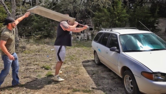 老外砍豪车测试,150斤重的巨刀有多锋利?瞬间震撼全场!