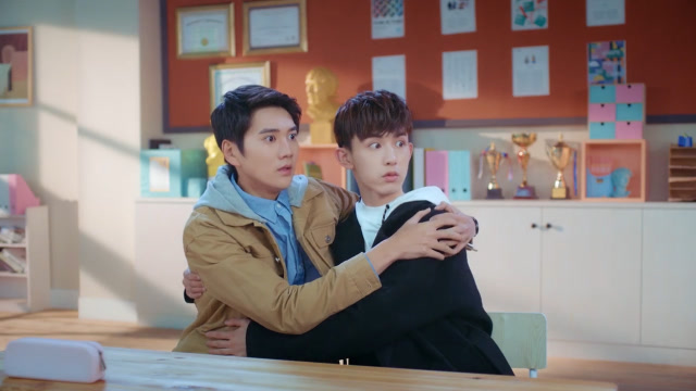 惹上冷殿下:陈青青整蛊司徒枫与顾南锡二人,吓得他们紧紧相拥