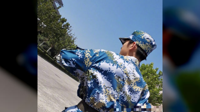 易烊千玺顶着大太阳军训,皮肤颜色成焦点,军训结束就成沸羊羊