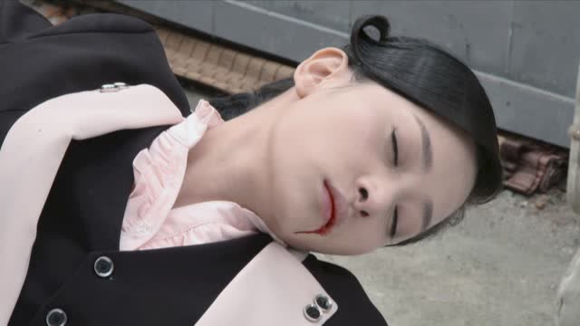 美女中枪死在小伙怀里,临死前告诉小伙惊天秘密,小伙呆了