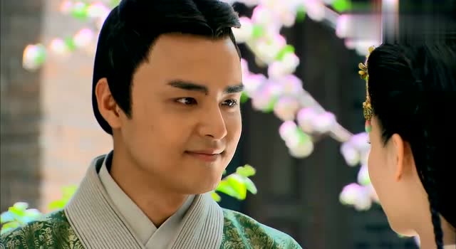 云狂就要动身上战场,吕乐假装不在乎,一转身却与云狂相拥而泣