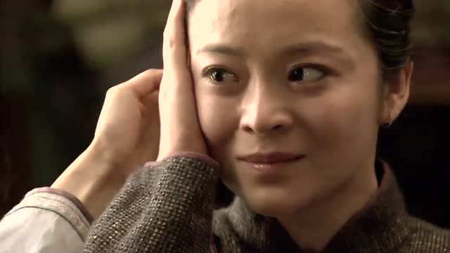 铁梨花:雅琴小姐和下人小玲姨分享一碗面,俩人关系不一般