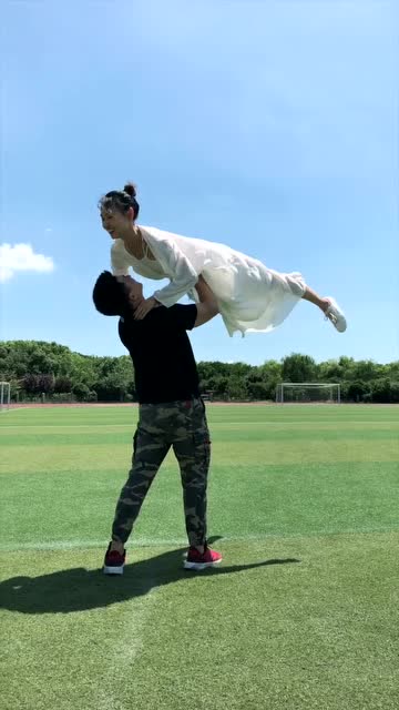 花式虐狗接吻!网友:我酸了!