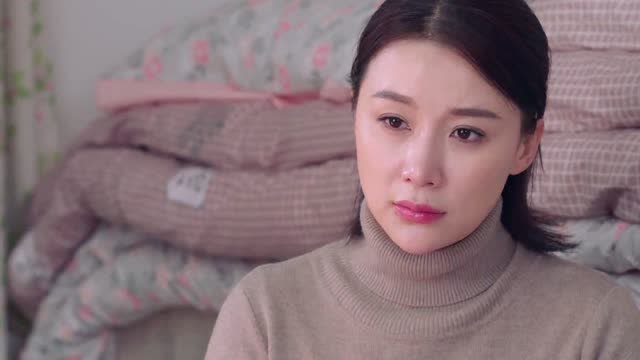 春暖花又开:女子坐在沙发剪窗花,回忆起和前夫的往事