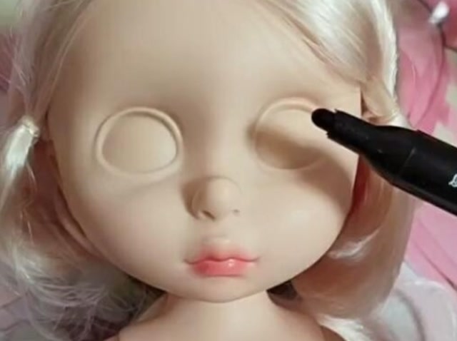 给芭比娃娃画眼线这眼睛不是一般的大啊