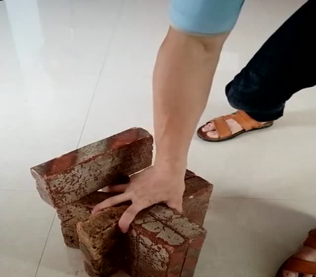 单手抓八块石砖,这指间力太厉害了,高手在民间!