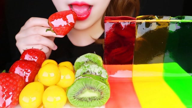 国外女吃货,吃冰糖草莓 猕猴桃 果冻,发出咀嚼音,吃得太馋人了