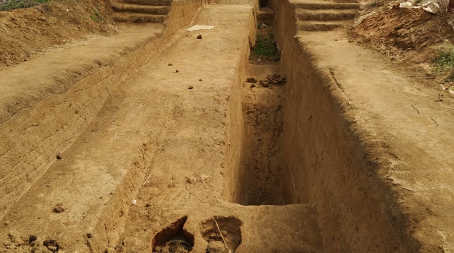 今天来到邾国故城遗址,见到两千年前修筑城墙时用儿童祭祀的遗址,心惊