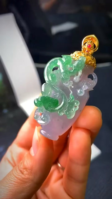 【新品收藏级冰种木那料春带彩翡翠香囊吊坠】