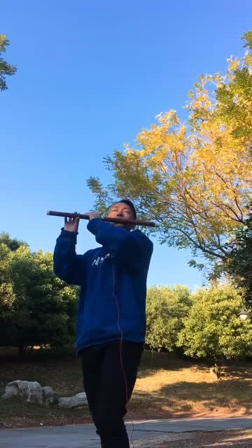 帅哥用笛子吹奏鸿雁,曲音袅袅,让人不禁潸然泪下!