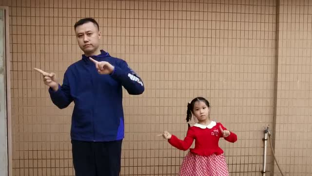 手语《一群人一条路》