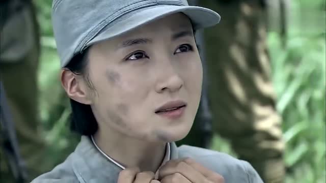 美女向鬼子投降,结果扒开衣服,露出了身上的炸弹!