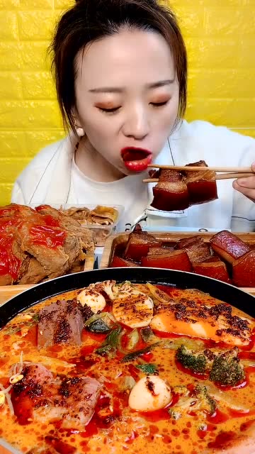 吃播小姐姐,今天吃自制的红烧肉,吃得太美滋滋了