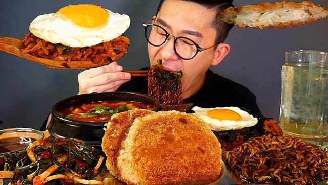 韩国吃货大叔在家自制美食:一口气吃一大桌,这是几天没吃饭了啊
