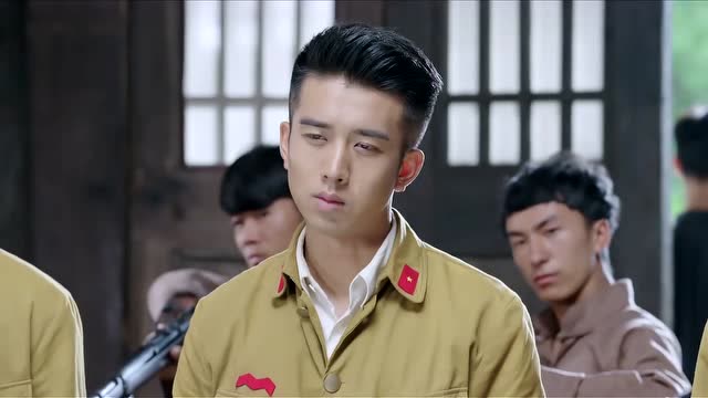 学生兵杜少维进了山寨之后看到了所谓的莫家军忍不住大笑