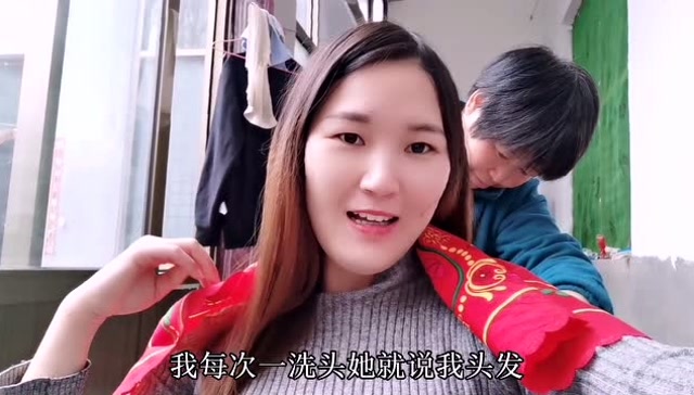 农村婆婆嫌儿媳头发长,给她剪掉长了3年的头发,大家看怎么样?