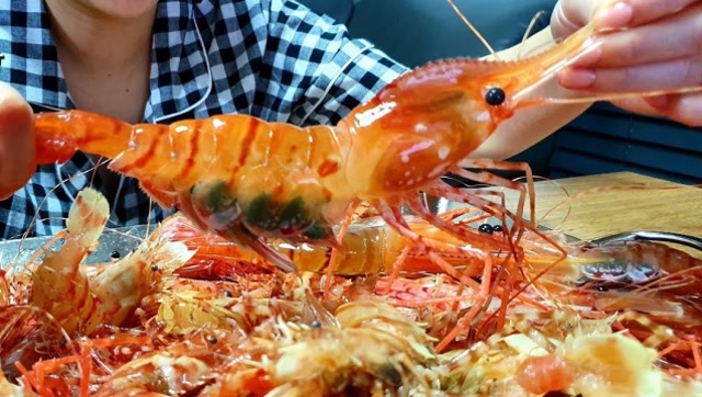 小姐姐直播吃"独岛虾",号称贵宾美食,一只售价180,一顿吃了50只