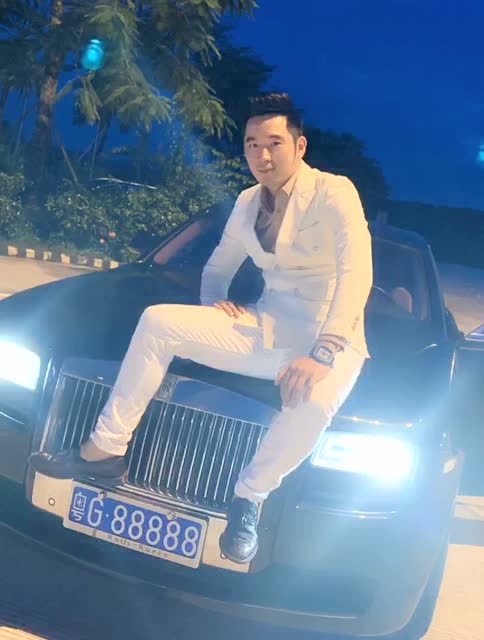 名丽医疗美容创始人黄兴发坐拥豪车意气风发