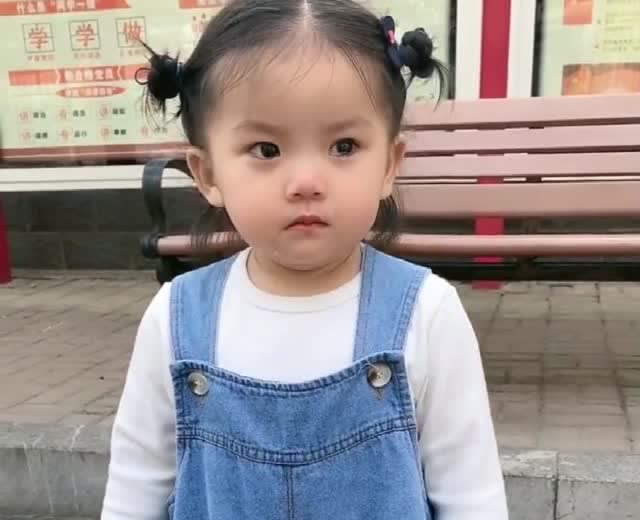 千万别惹小女孩生气,这么大的眼泪,看得好心疼啊!