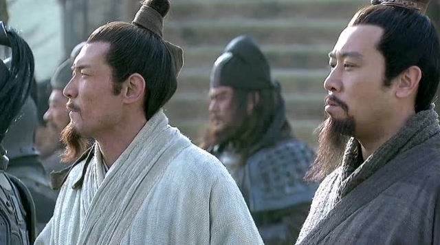 徐庶大破曹仁八门金锁阵,你们觉得徐庶和诸葛亮比如何?