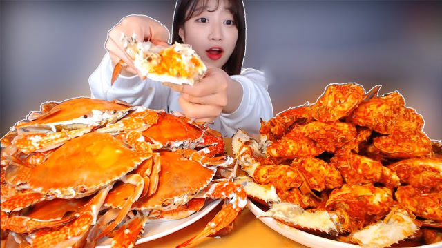 美女挑战10斤螃蟹,满满的土豪气息,网友:就算不吃摆一桌也过瘾!
