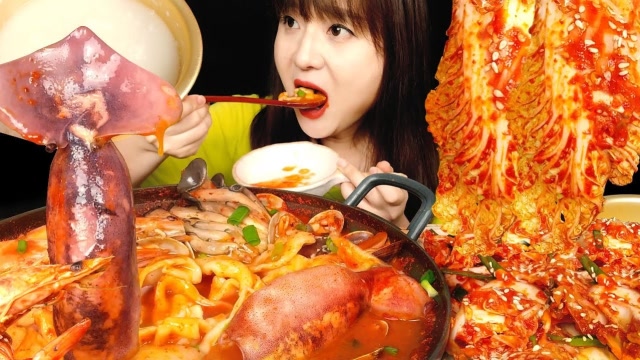 韩国女吃货,吃香辣海鲜面,搭配辣白菜,大口大口地吃,太过瘾了