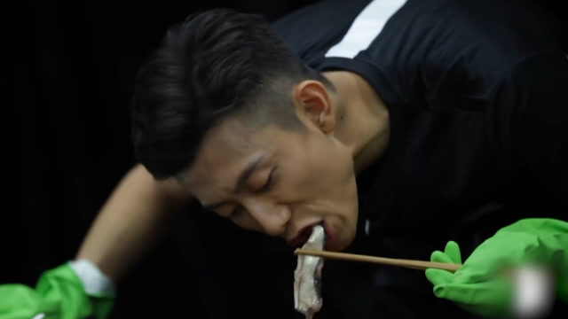 张一山挑战鲱鱼罐头 大口吃完还喝汤