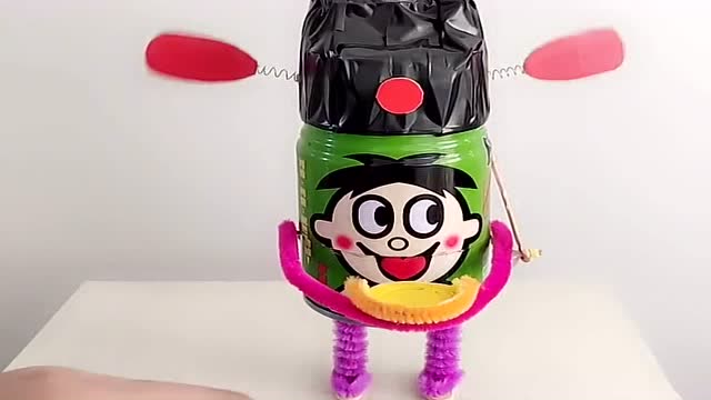 民间牛人用废弃饮料瓶做了个存钱罐,看到原理我笑了,真是太有才了!