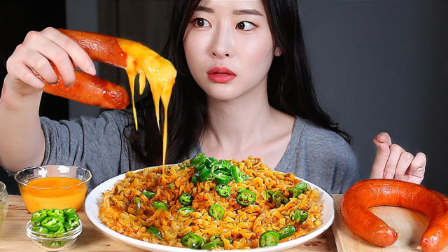 美女吃夜宵零食,泡面配上美味的香肠,吃得太让人眼馋了