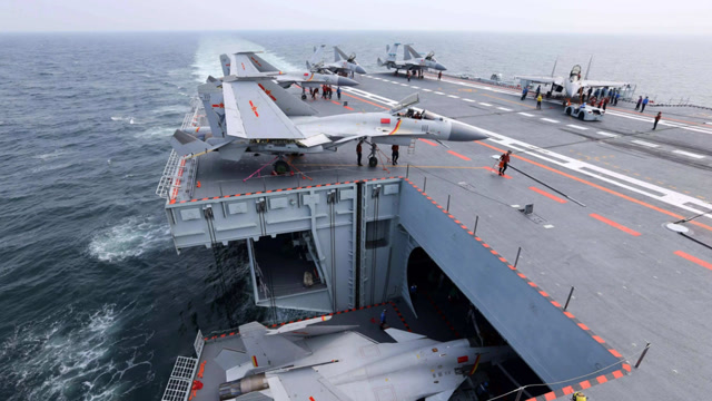 山东舰辽宁舰有啥不同差距不在机库标配24架歼15和12架直升机