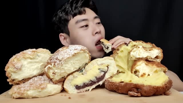 韩国吃播:小伙吃奶油夹心面包,大口吃得美滋滋