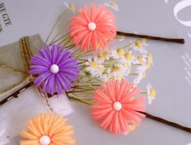 吸管秒变小雏菊,当下最火的小花也可以变身发卡了,爱了!