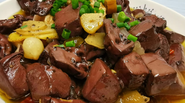 泡椒猪血的家常做法,酸辣爽口,血旺嫩滑,味道安逸惨了