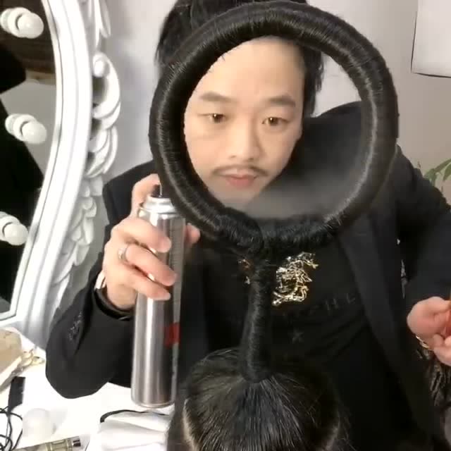 托尼老师又出新作品,看完这个发型,我仿佛觉得他是在逗我玩